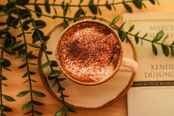 Comment le streetwear influence-t-il la mode féminine actuelle ?